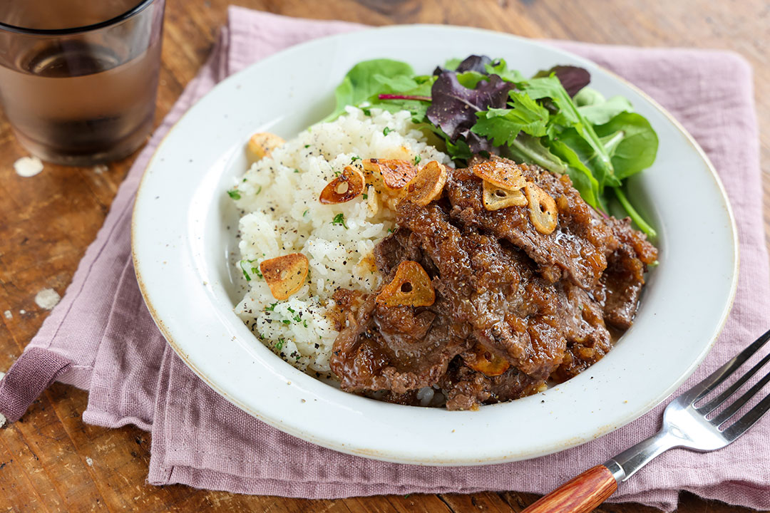 バターライスは混ぜるだけ！牛肉のおろし玉ねぎソース