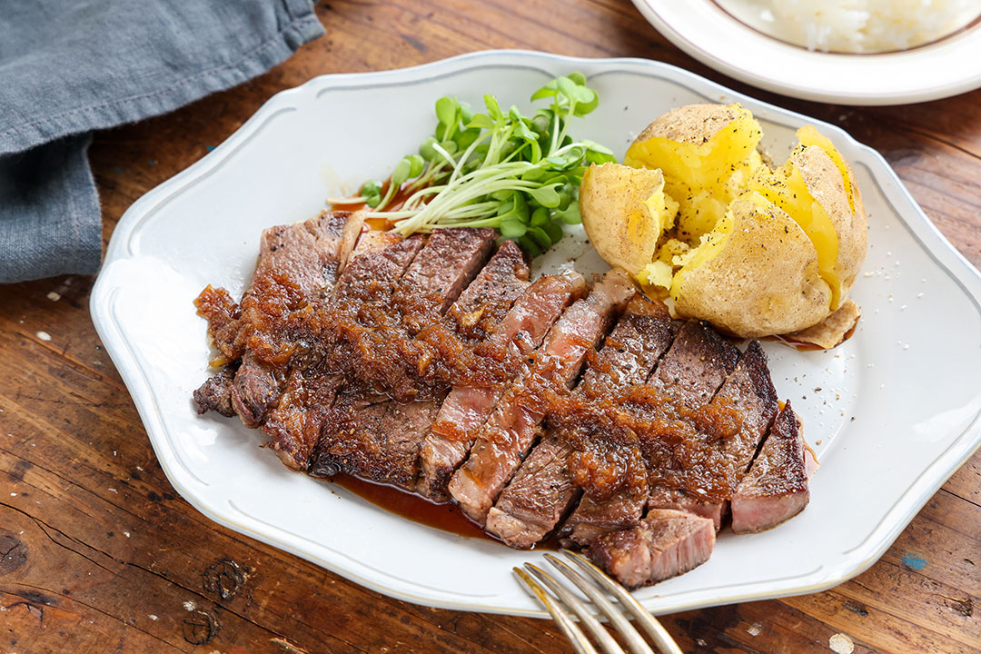 オニオンソースビーフステーキ（おいしいステーキの焼き方）